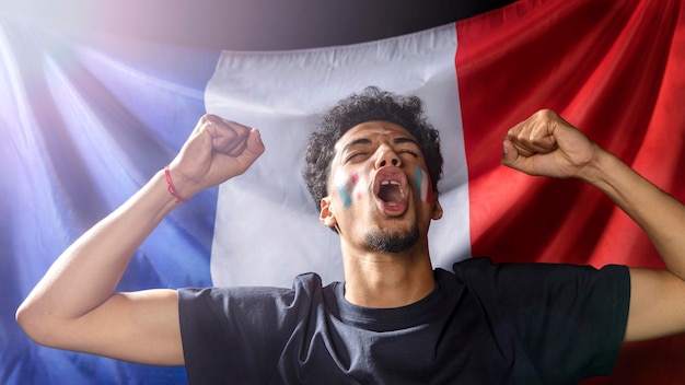 Vista frontal, de, vítores, hombre, con, bandera francesa