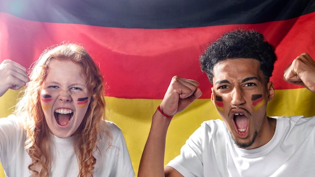 Foto gratuita vista frontal, de, vítores, hombre y mujer, con, bandera alemana