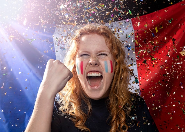 Vista frontal, de, vítores, mujer, con, bandera francesa, y, confeti