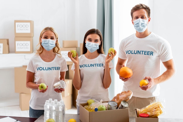 Foto gratuita vista frontal de voluntarios con comida para donación.