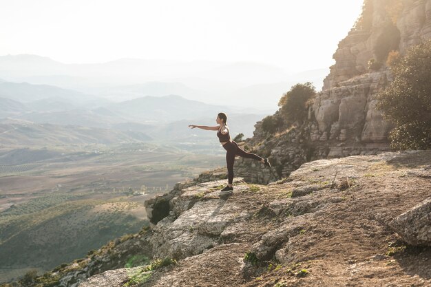 Vista frontal yoga equilibrio pose en montaña