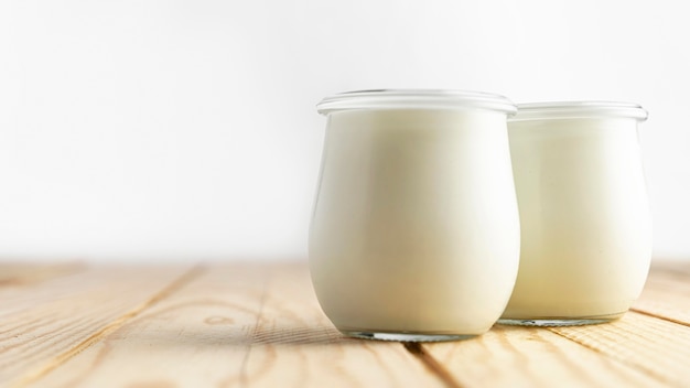 Vista frontal de yogur natural en frascos