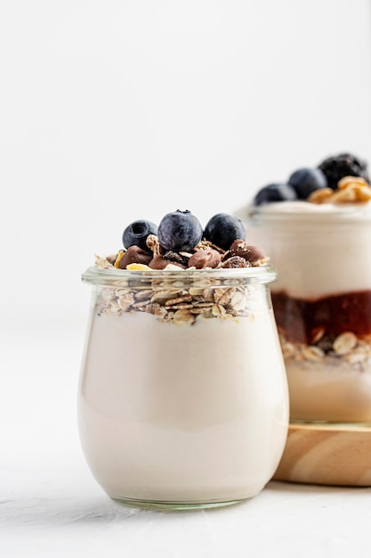 Vista frontal de yogurt con frutas y avena