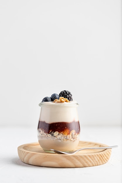 Vista frontal de yogurt con frutas y mermelada con espacio de copia