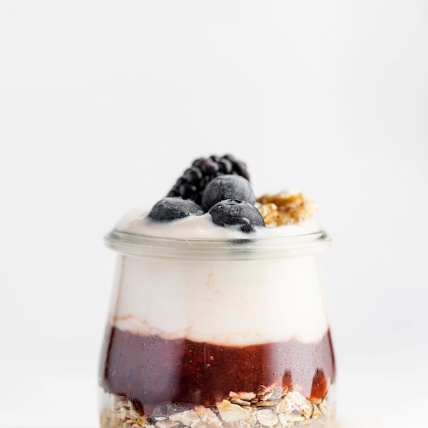 Vista frontal yogurt con mermelada, avena y frutas