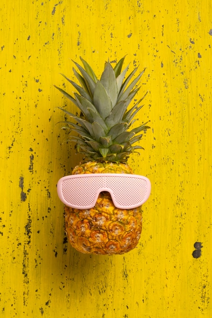 Foto gratuita vista de fruta de piña con gafas de sol frescas.