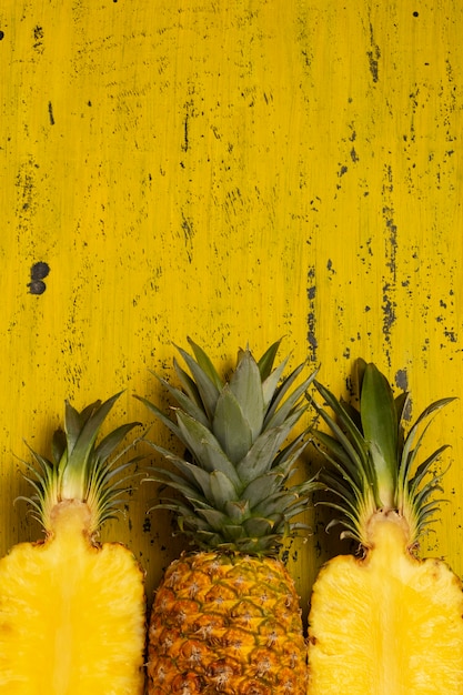 Foto gratuita vista de la fruta de piña en rodajas