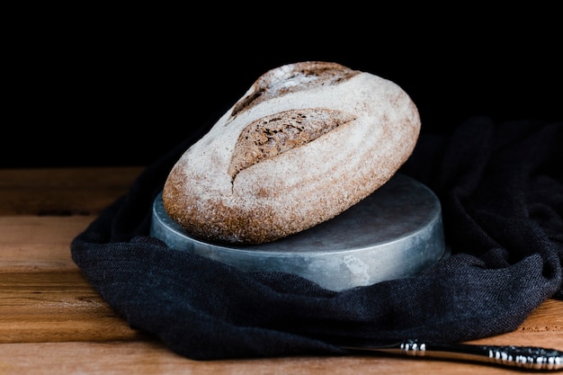 Foto gratuita vista de fuente de pan en la mesa de madera