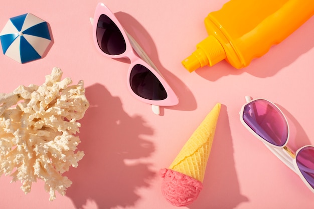 Foto gratuita vista de gafas de sol con esenciales de verano y bolsa de sandía.