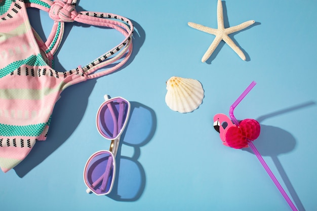 Vista de gafas de sol de verano con bikini.