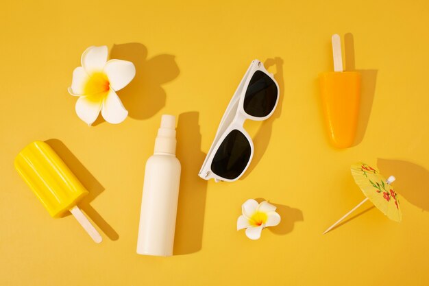 Vista de gafas de sol de verano con esenciales y helados.