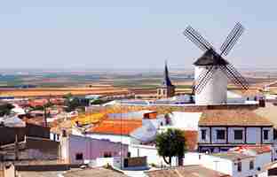 Foto gratuita vista general de campo de criptana con molino e iglesia