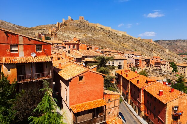 Vista general de la ciudad con muro de fortaleza