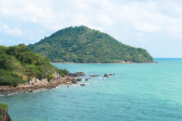 Vista general de la isla tropical desde el mar