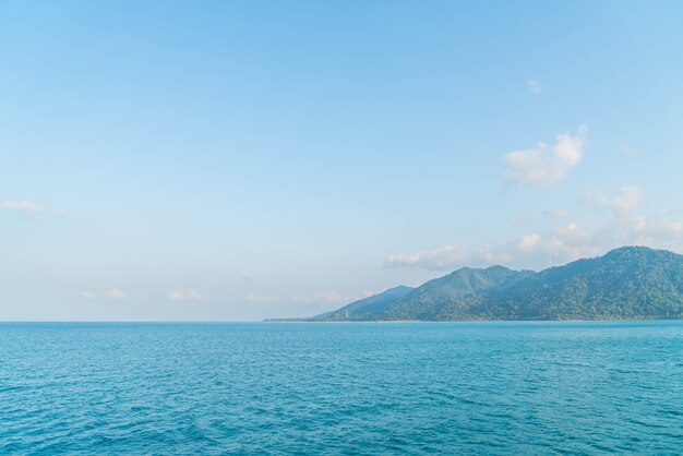 Vista general de la isla tropical desde el mar