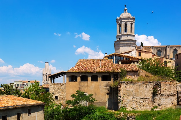 vista de Girona con el campanario de la cátedra gótica