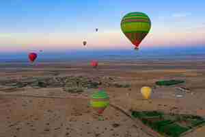 Foto gratuita vista de globos aerostáticos en el cielo marroquí