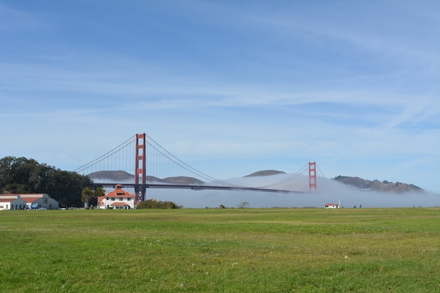 Foto gratuita vista del golden gate en un día soleado