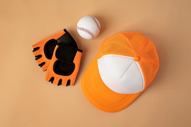 Vista de gorra de camionero con pelotas de béisbol