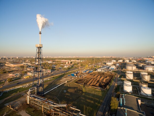 Vista de la gran refinería de petróleo