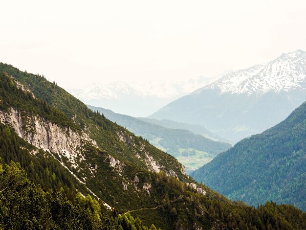 Vista de las grandes montañas alpinas en un día brumoso