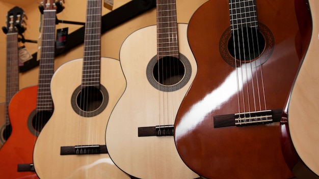 Foto gratuita vista de guitarra en tienda de instrumentos musicales.