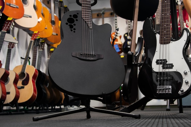 Foto gratuita vista de guitarra en tienda de instrumentos musicales.