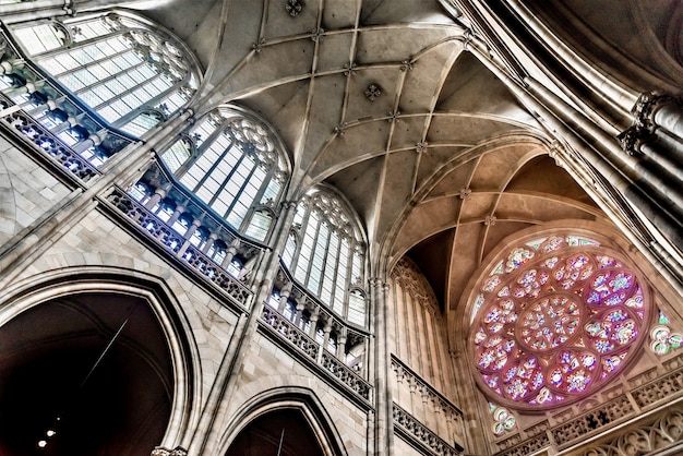 Foto gratuita vista de gusano de disparo del techo de la catedral de san vito en praga, república checa