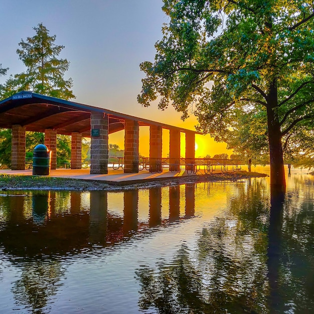 Foto gratuita vista de una hermosa arquitectura sobre el agua en la hermosa puesta de sol