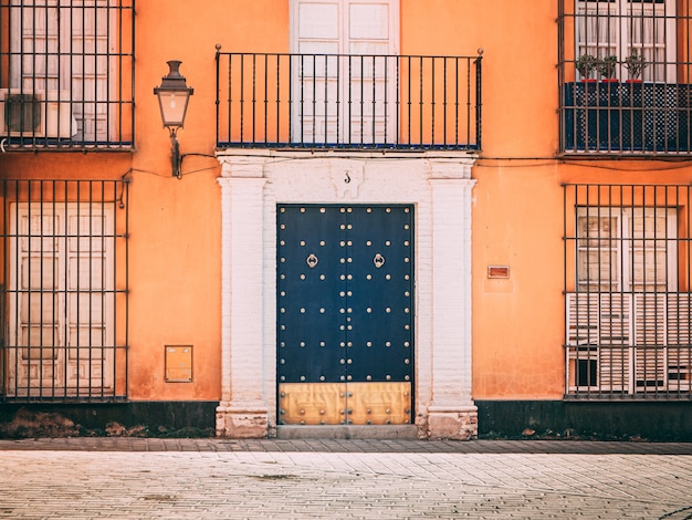 Vista de una hermosa casa exterior y puerta de entrada