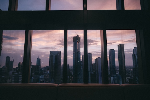 Vista de la hermosa ciudad urbana, altos edificios y rascacielos desde una ventana