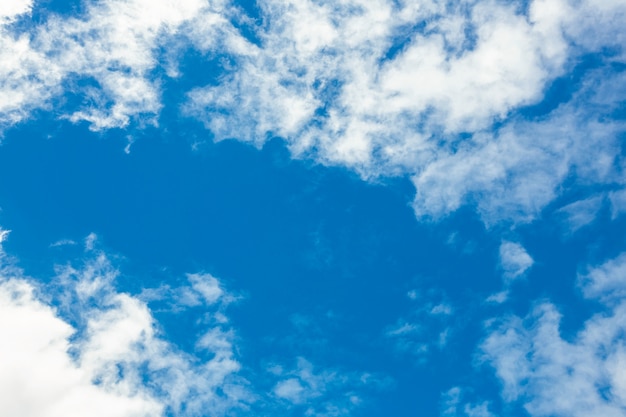 Vista del hermoso cielo y las nubes