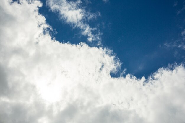 Vista del hermoso cielo y las nubes