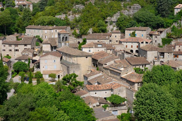 Vista del hermoso pueblo francés de Labeaume