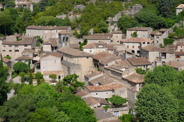 Vista del hermoso pueblo francés de Labeaume