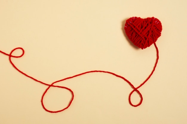 Vista de hilo rojo con forma de corazón
