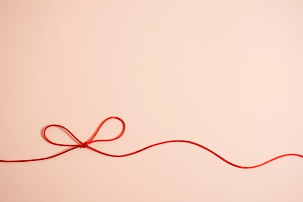 Vista de hilo rojo con nudo y lazo