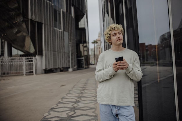 Vista del hombre que sostiene el teléfono en la ciudad