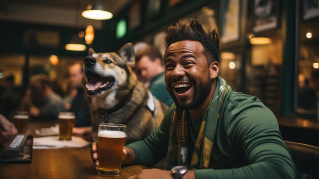 Vista de un hombre riendo en el bar con perro y cerveza