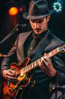 Foto gratuita vista de un hombre tocando un instrumento de guitarra eléctrica