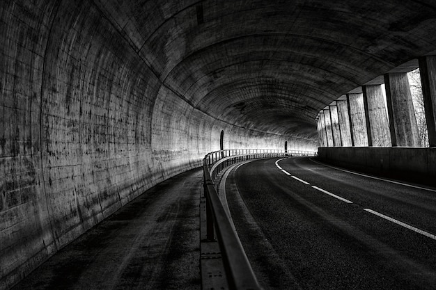 Vista horizontal de una carretera vacía en el túnel.