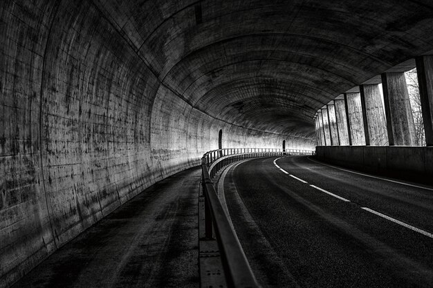 Vista horizontal de una carretera vacía en el túnel.