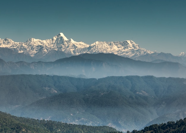 La vista horizontal de las cordilleras del Himalaya sobre un fondo de cielo despejado