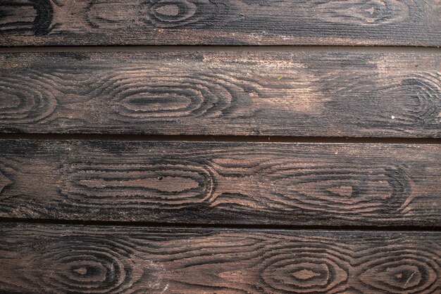 Vista horizontal del espacio vacío sobre un fondo de madera oscura.