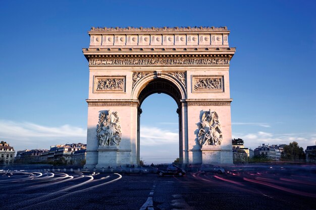 Vista horizontal del famoso Arc de Triomphe, París, Francia