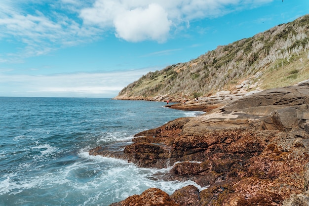 Foto gratuita la vista horizontal de las formaciones rocosas en la playa de río