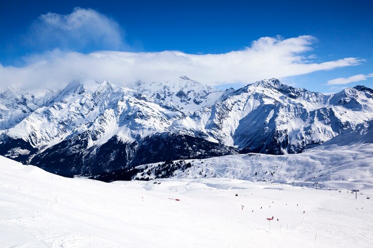 Foto gratuito vista horizontal del paisaje de montaña de invierno