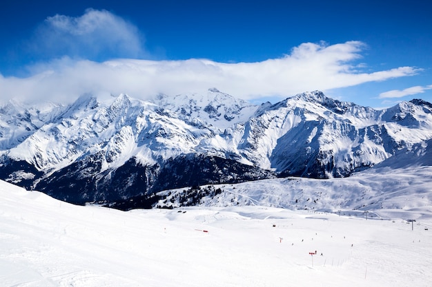 Vista horizontal del paisaje de montaña de invierno
