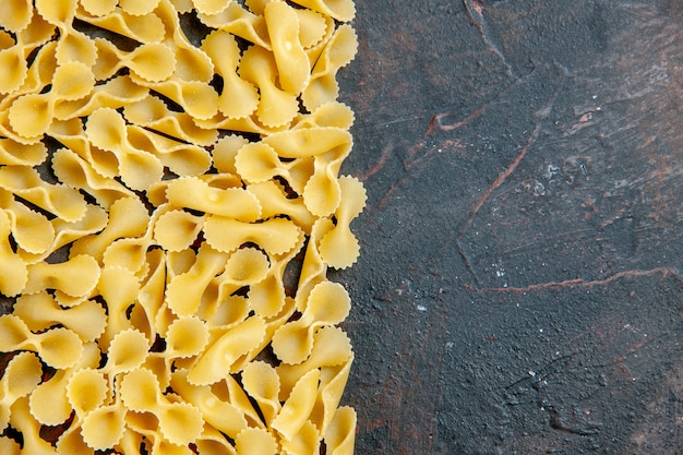 Vista horizontal de pasta de mariposa en la parte superior de la tabla de colores mezclados