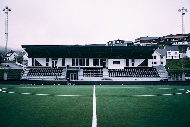 Foto gratuita vista horizontal del pequeño estadio de fútbol de las islas feroe.